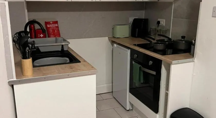 Parking - Sleep 3 - 1 Bedroom - Easy Access - Image 1