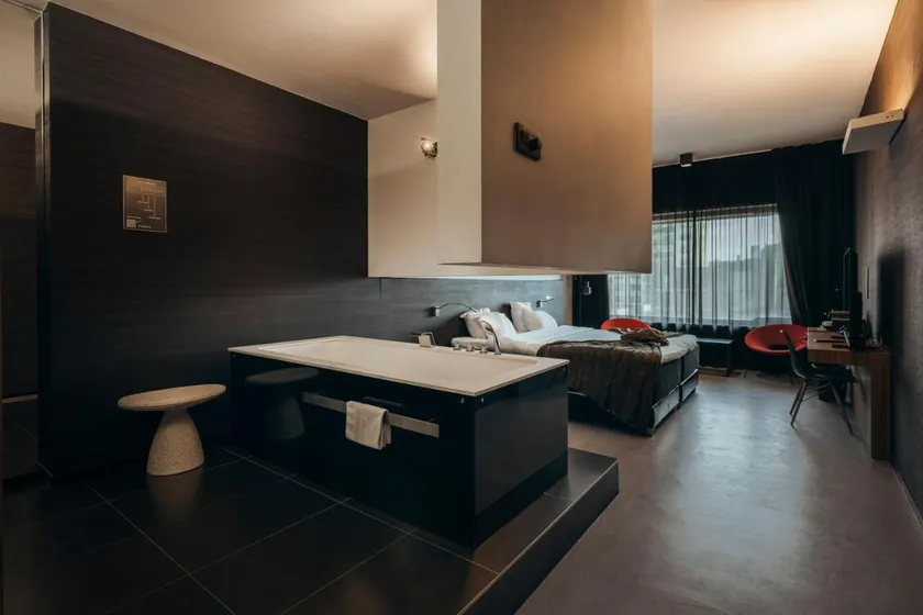 Carbon Hotel - Image 1