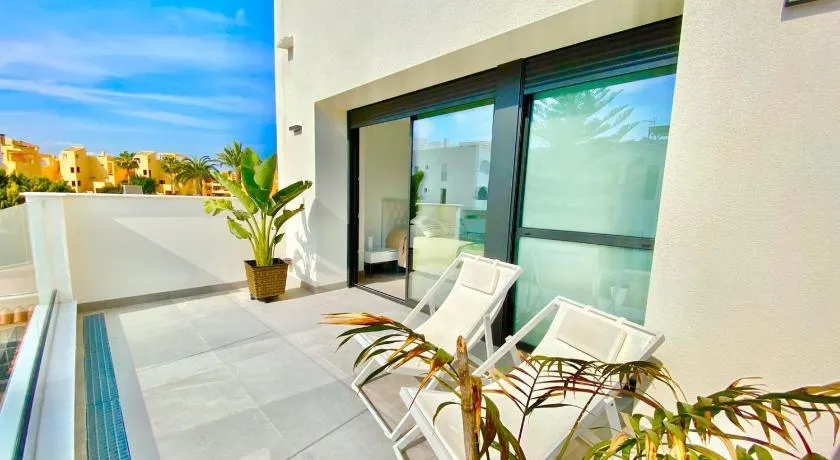 CHALET CON PISCINA PRIVADA EN LA URB. DE PUERTO REY - Image 1