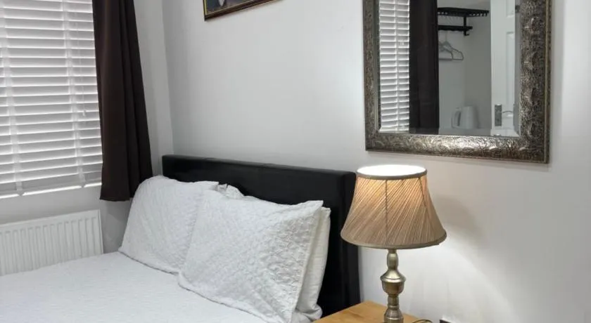 Room with en-suite facilities - Image 1