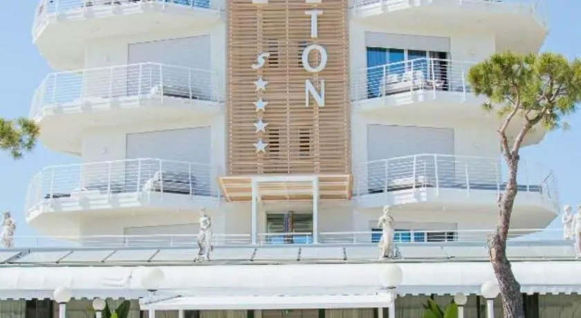 Hotel Carlton - Image 1