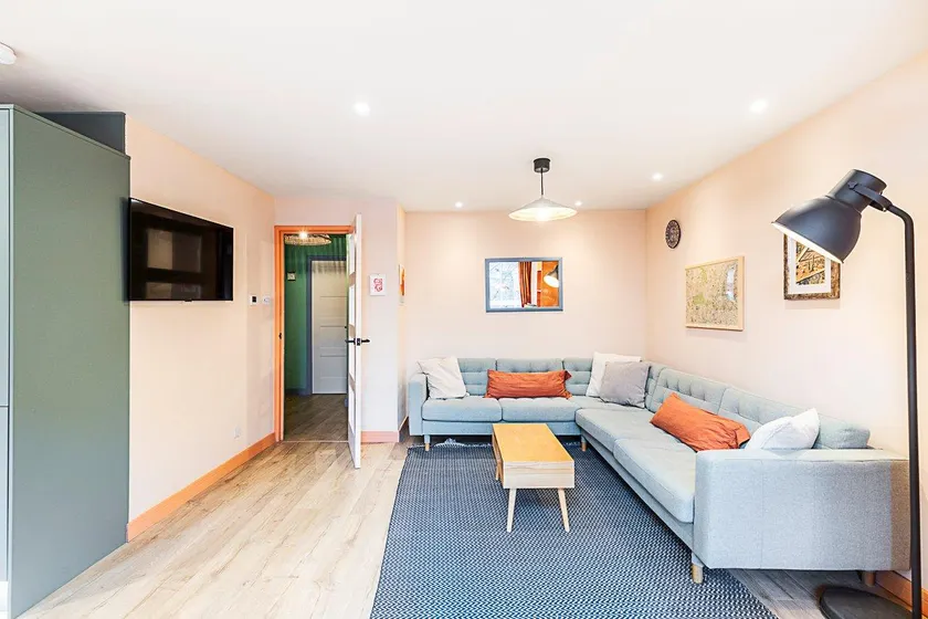 Bright 2-Bed Home Near Putney Riverside - Image 1
