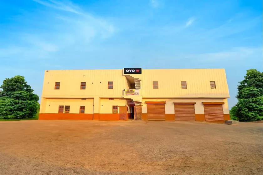 SPOT ON by OYO HND MOTEL & GUEST HOUSE - Image 1