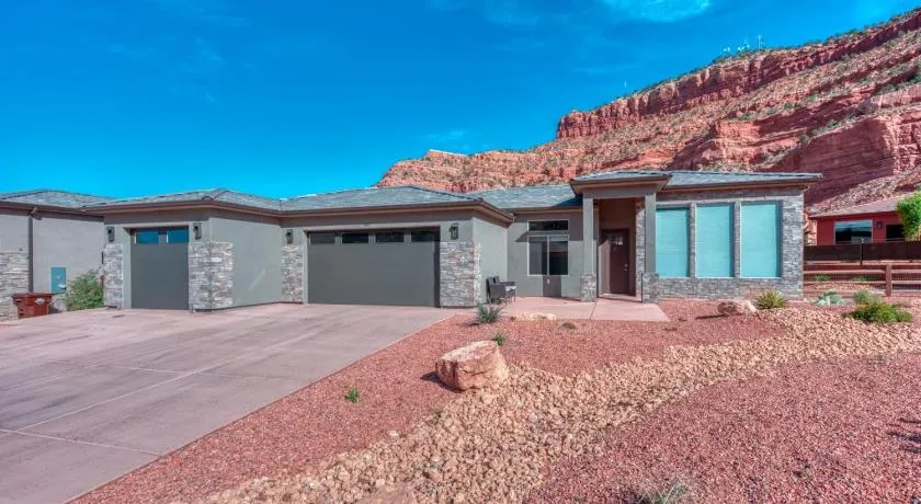 Upscale Family Home in Kanab with Gym Pool Red Rock Views - Image 1