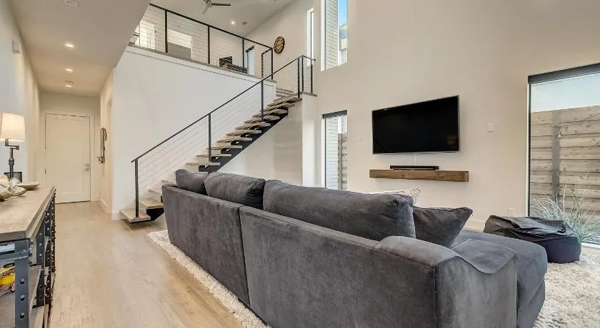 3 Bed Modern Masterpiece in Uptown! - Image 1
