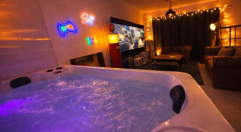 Jacuzzi et cinéma privatif P1 - Image 1