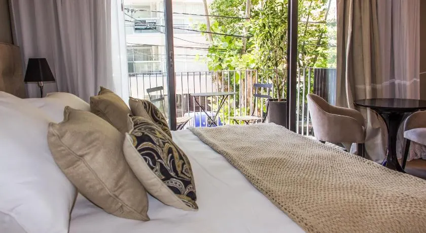 Nuit Hotel - Image 1
