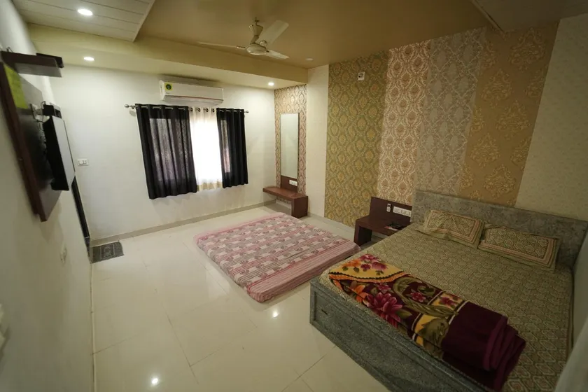 Hotel Pawar Palace And Restaurant - Image 1