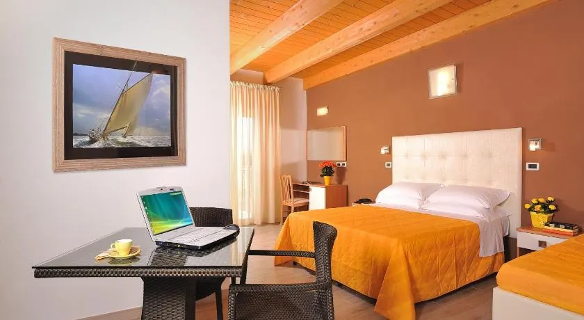 Hotel Favorita Easy Stay - Image 1