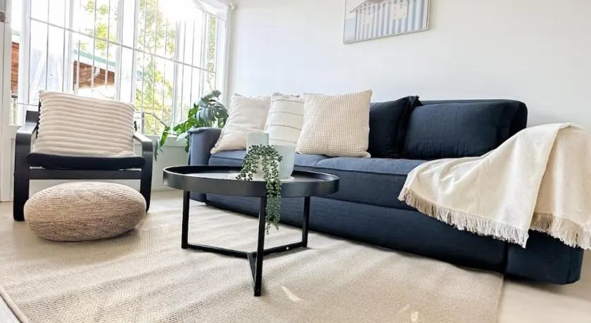 Mi Casa Su Casa - 2BR Sleeps 6 - Free Parking - CBD - Image 1