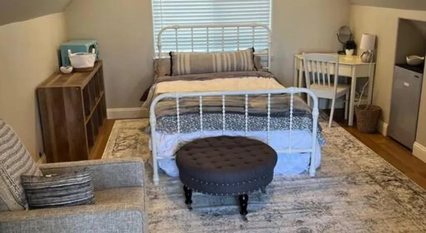 Adorable 1 Bedroom with pool, and Horse Arena - Image 1