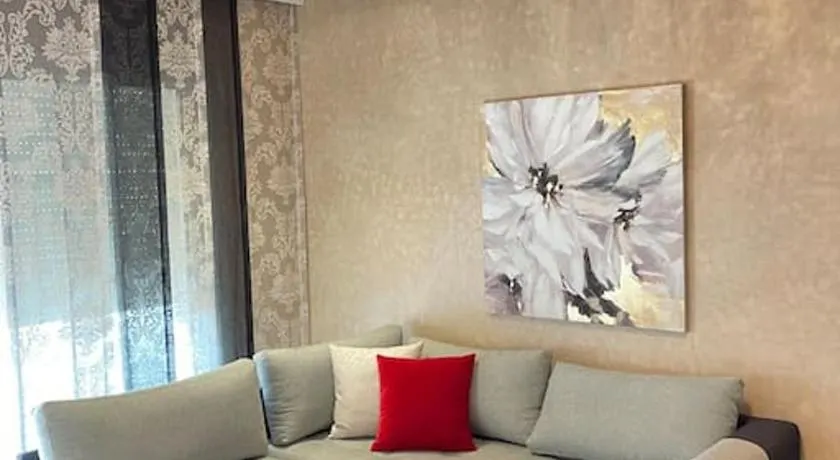 Big luxury apartment near airport - Image 1
