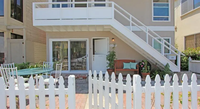 1009 W Bay - Image 1