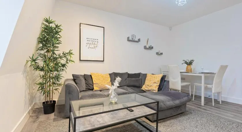 Stylish Two Bedroom Apartment - Secure Parking & Balcony 9MC - Image 1