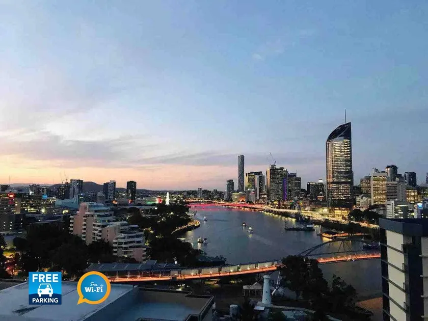Spacious River Front 2 Bed Apt Central Location - Image 1