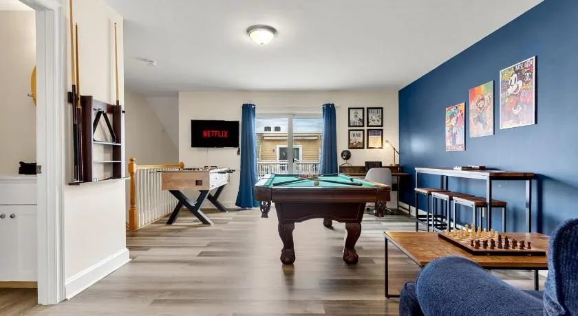 Fun Game Room Steps to Beach 2 Level Lux Condo - Image 1