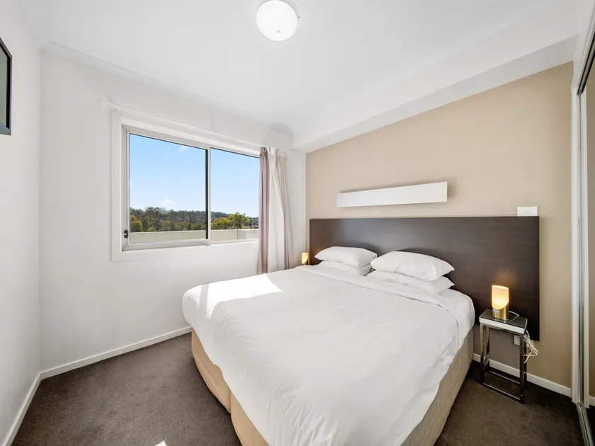Bright 1-Bed Apartment with Balcony - Image 1