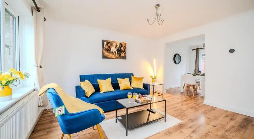 Fowler House 2 Bedroom ,Free WIFI, Parking, Crawley, Close to Gatwick Airport, Contractor friendly, business travellers - Image 1
