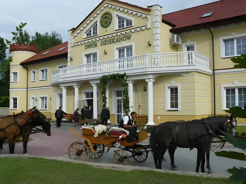 Dwór Dziekanów - Image 1