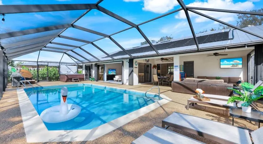 Sunny Naples Escape-Pool Hot Tub-9 min to beach - Image 1