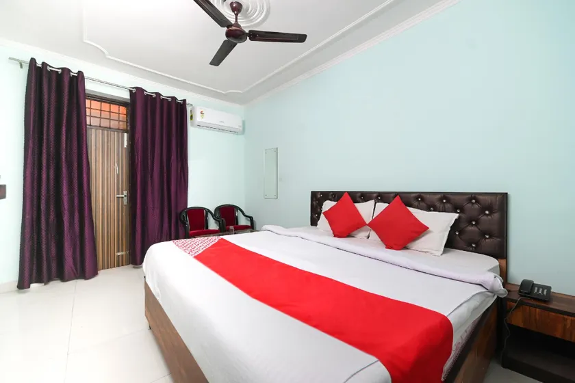 OYO 76988 Hotel Ks Residency - Image 1