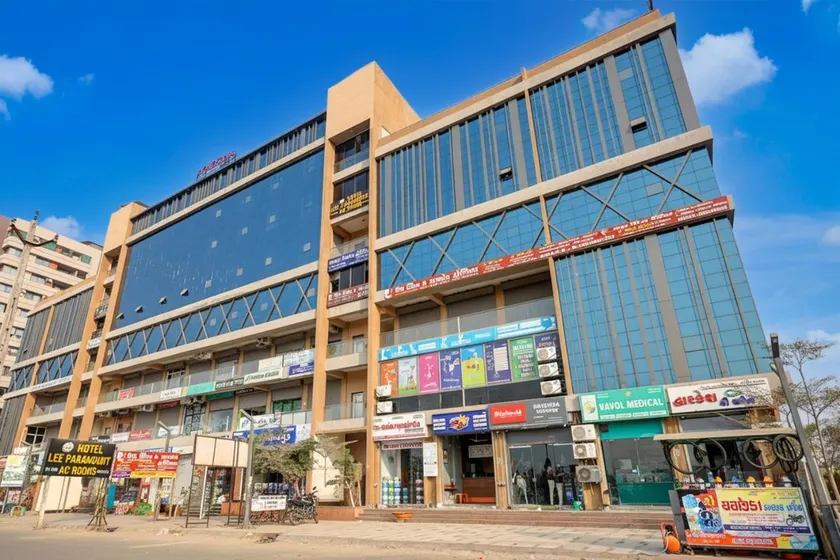 Hotel Lee Paramount - Image 1