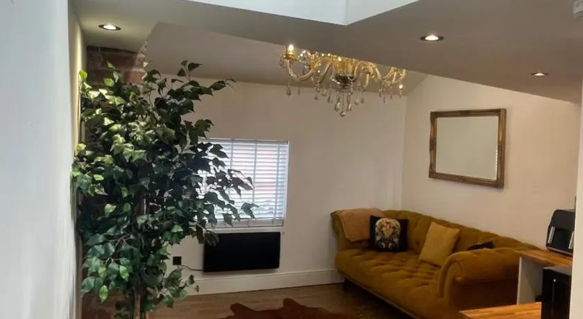 Rooftop One-Bedroom Apartment Near East Midlands Airport - Image 1