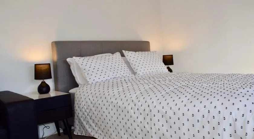 Cosy 3 Bedroom Apartment In Trendy Haberfield - Image 1