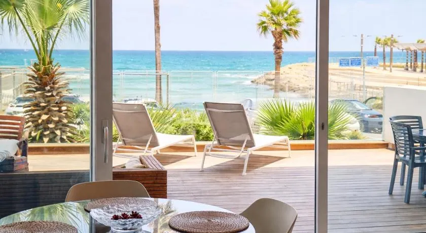 Alonas Apartments Beachfront Apartment - Image 1