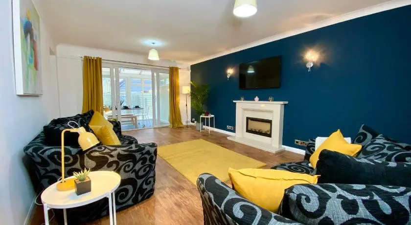 Lovely house in a great location with Parking, WiFi & Smart TV - Near Poole & Bournemouth - Image 1