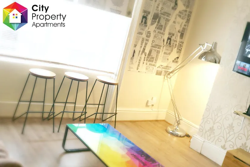Newcastle CITY APT35,FREE STREET PARKING,4 BEDROOM HOUSE,8 SINGLE BEDS,FULL KITCHEN,ALL ROOMS WITH TVs,NETFLIX - Image 1