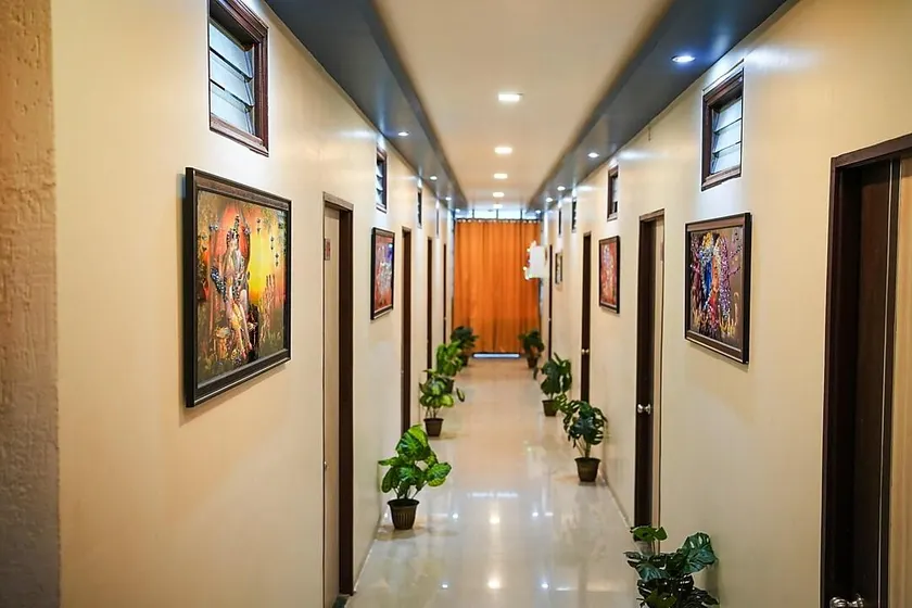 Hotel Paras Residency - Image 1