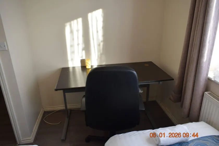 Spacious 3BR Haven in Tilbury with Free Parking - Image 1