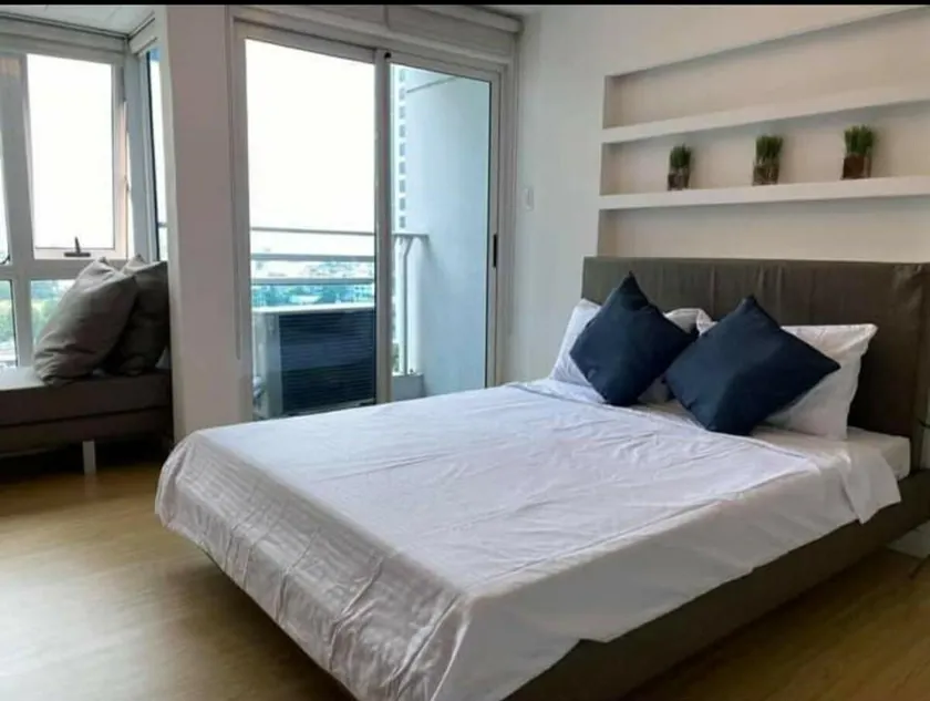 A2J Luxury 1BR BGC Balcony Suite Near BurgosCircle - Image 1