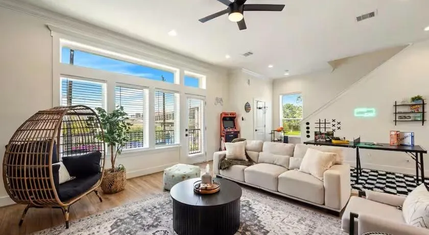 FIFA Luxury Game House w Rooftop, Downtown View, Arcade, NRG - Image 1
