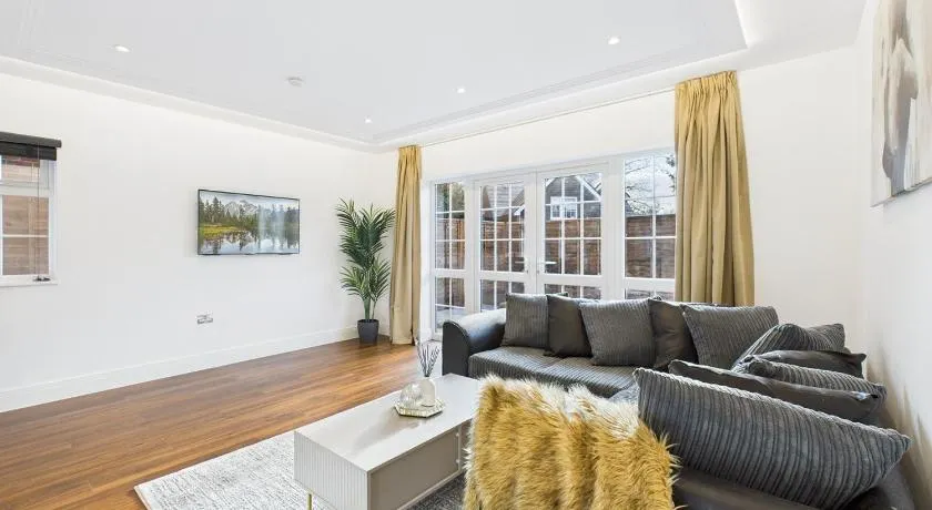 Luxurious 4-Bed Home, Sleeps 12, Free Parking - Image 1