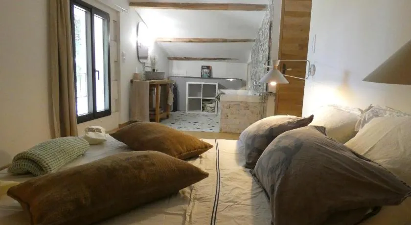 Chambre d'hôtes dans une ancienne bergerie - La Bergerie du Monde - Image 1