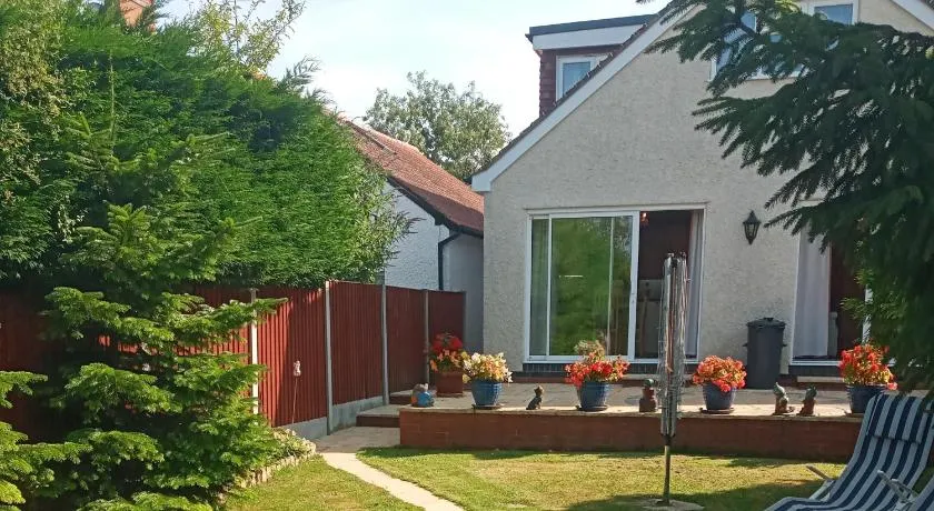 Central to town, 4 bedrooms, sleeps 8, parking for 4 plus cars - Image 1