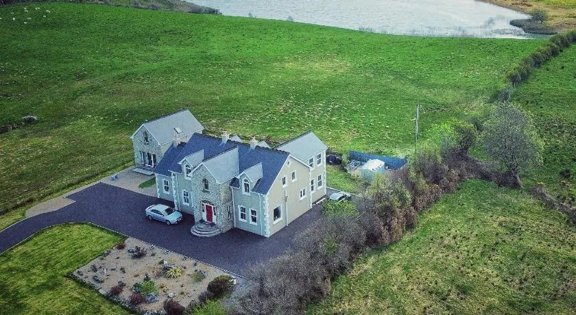 Tully View House - Image 1