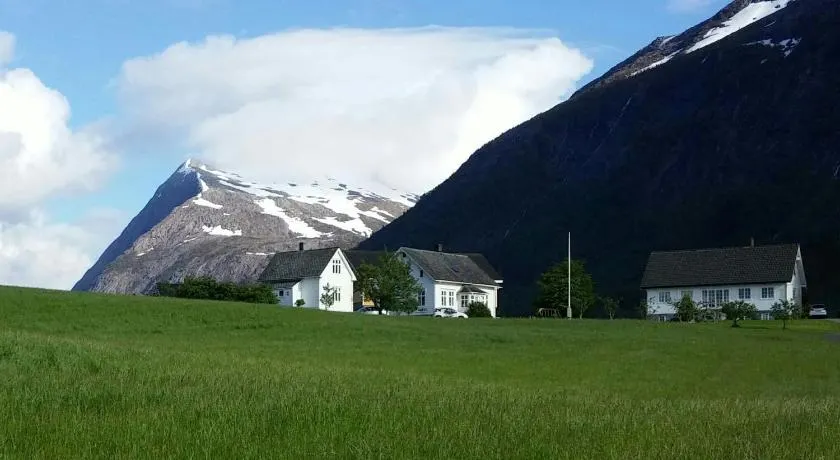 Dønhaug Gard - Image 1