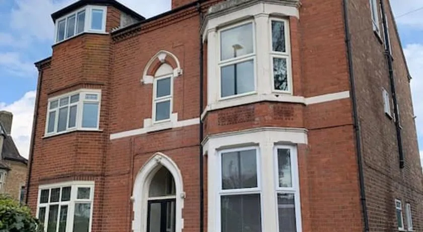 G-Floor Flat with 2 beds, 2 bathrooms, sleeps 4-6 - Image 1