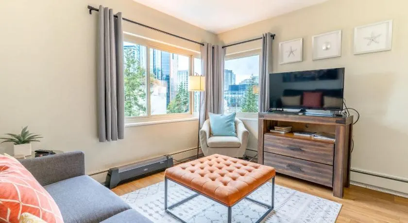 Eclectic Downtown & Cap Hill King bed & Kitchen - Image 1
