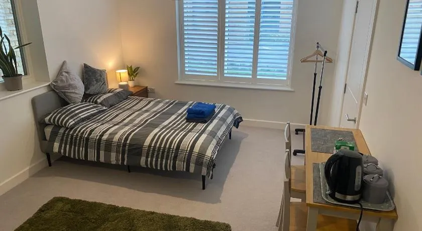 Very Large Double Room with Corner Sofa, Sky TV, Netflix etc, Fridge and Microwave - Image 1
