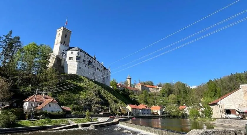 A room by a weir with a view of Rožmberk Castle - Image 1