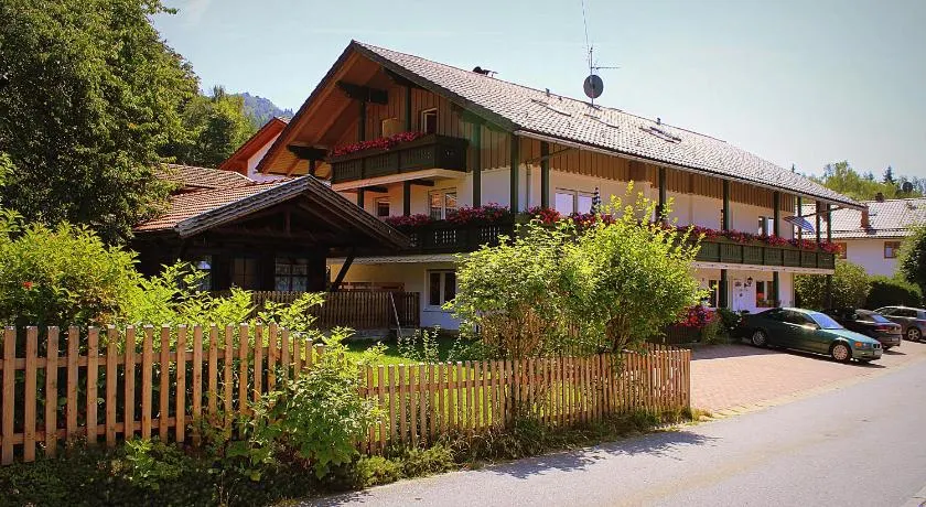 Gradevole camera privata con giardino, terrazza e griglia - Image 1