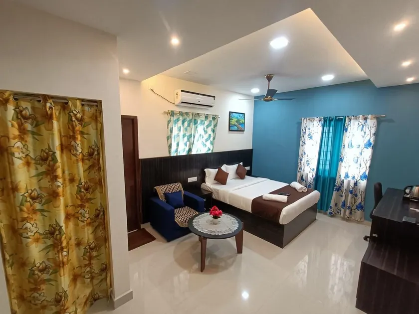 Spacious Dlx Room Near Vadapalani Murugan Temple - Image 1
