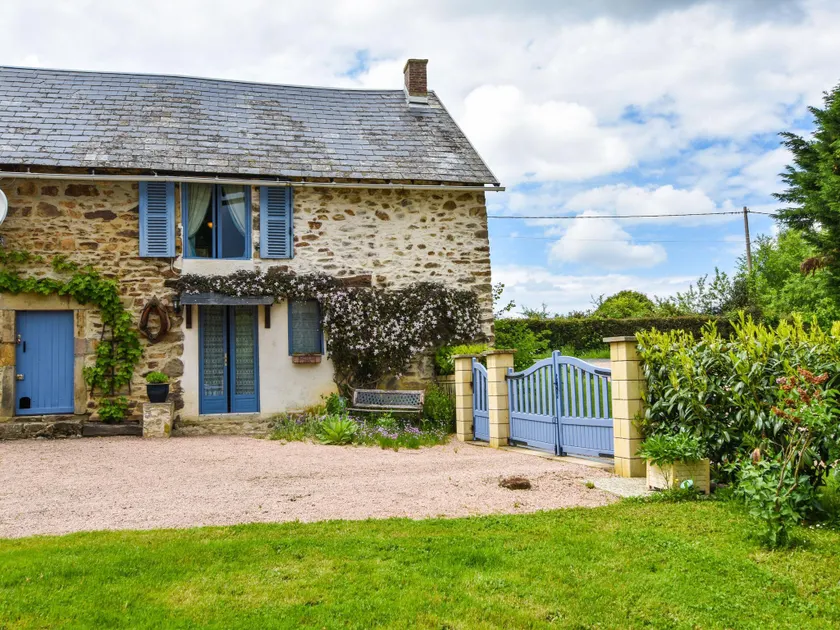 Charming typical Auvergne cottage with large garden and view of the countryside. - Image 1