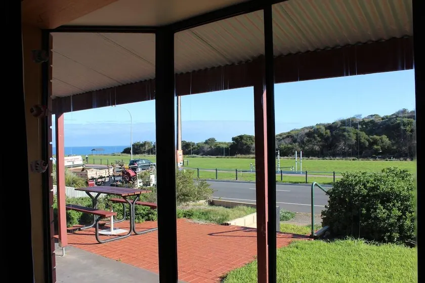 Bott's Beach Retreat - Image 1
