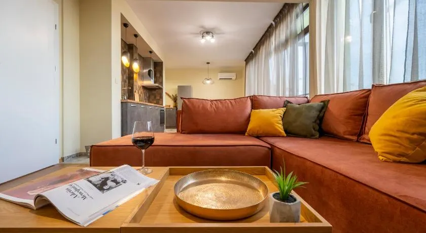 Three Lilies Apartments - Image 1
