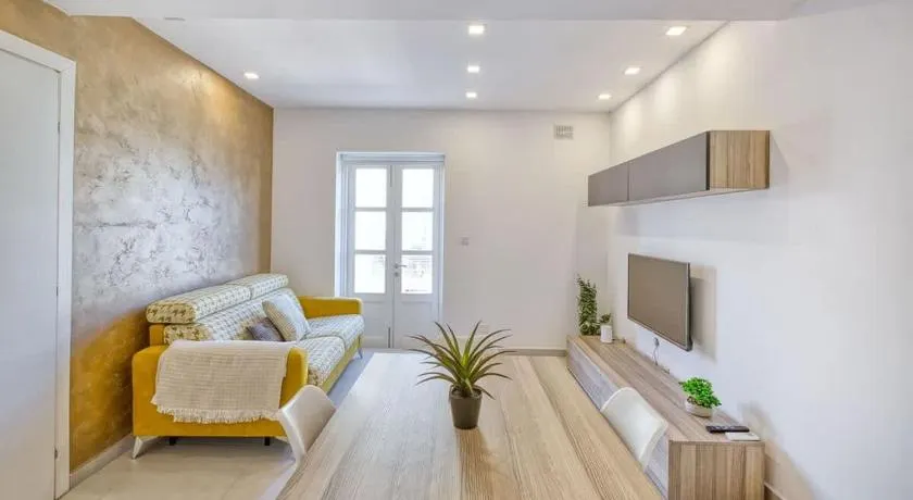 Bright 4th Floor Apartment with Balcony, steps from Valletta - Image 1
